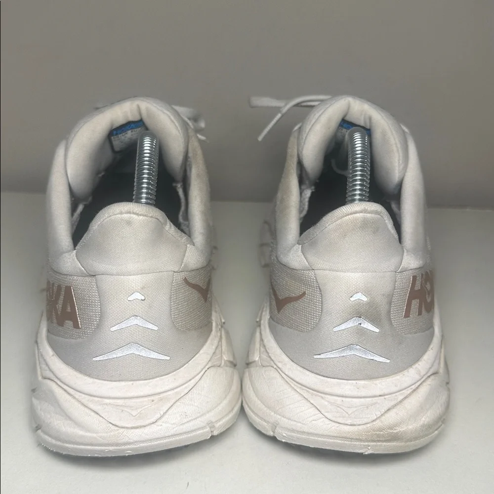Hoka Arahi 6 Women's Cream and Tan Sneakers